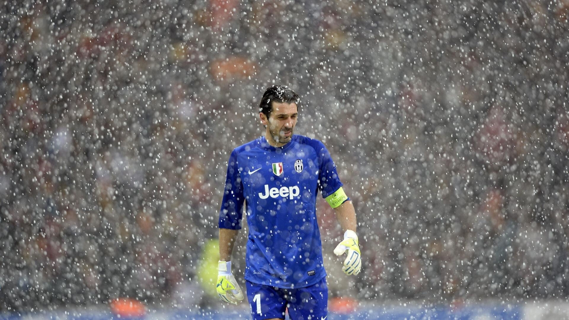 特斯·冯·迪克：南非队中场的战术核心，负责调度攻防转换，冯 斯特拉克